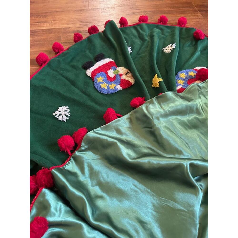 Vintage Green Christmas Tree Skirt with Santa Appliques and Red Pom Pom Trim - Picture 3 of 3